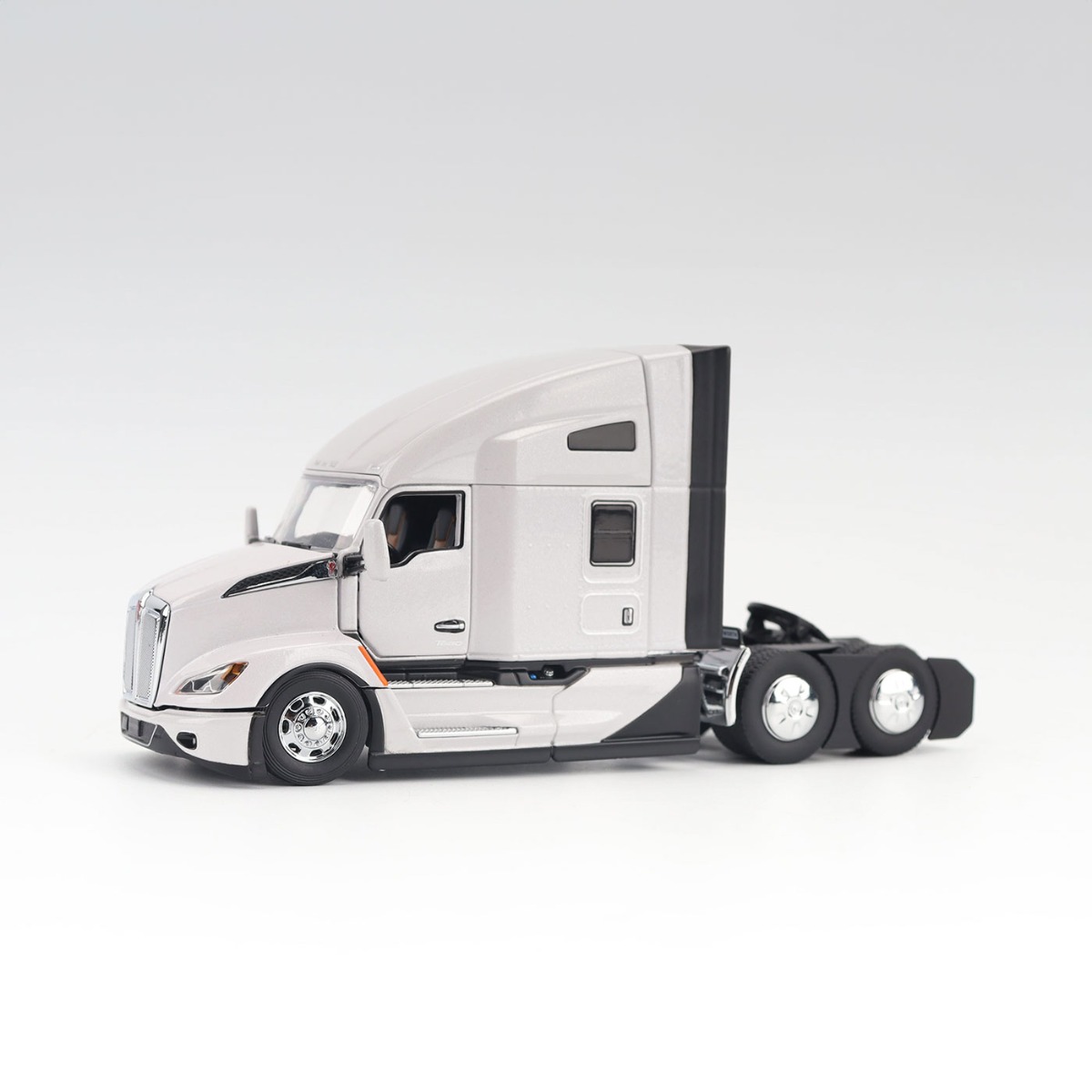 1:50 Scale NextGen Kenworth T680 White